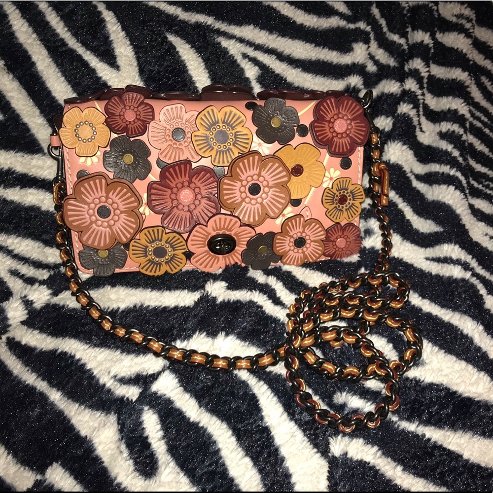 Almost New Coral Dinky w/ Tea Rose Coach Crossbody